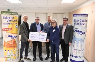 Wohnungslosen-Initiative „Wohl Tun e.V.“ erhält großzügige Schecks von Getränkegruppe Hövelmann und Bonifatiuswerk Paderborn