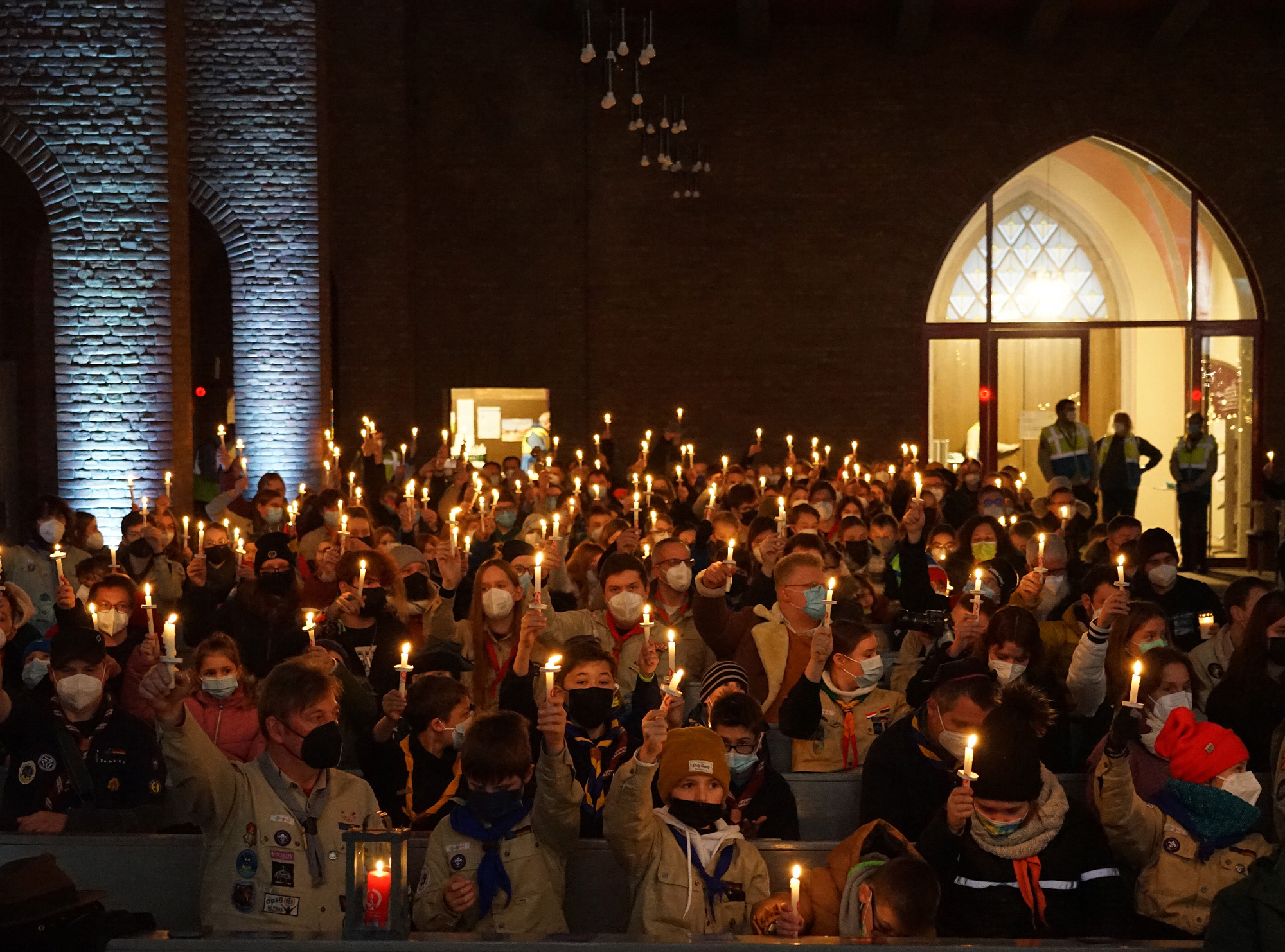 Hunderte kleiner Friedenslicht-Kerzen erhellten die St. Joseph-Kirche in Dortmund beim Aussendungsgottesdienst für das Friedenslicht aus Bethlehem. Foto: Michael Bodin / Erzbistum Paderborn