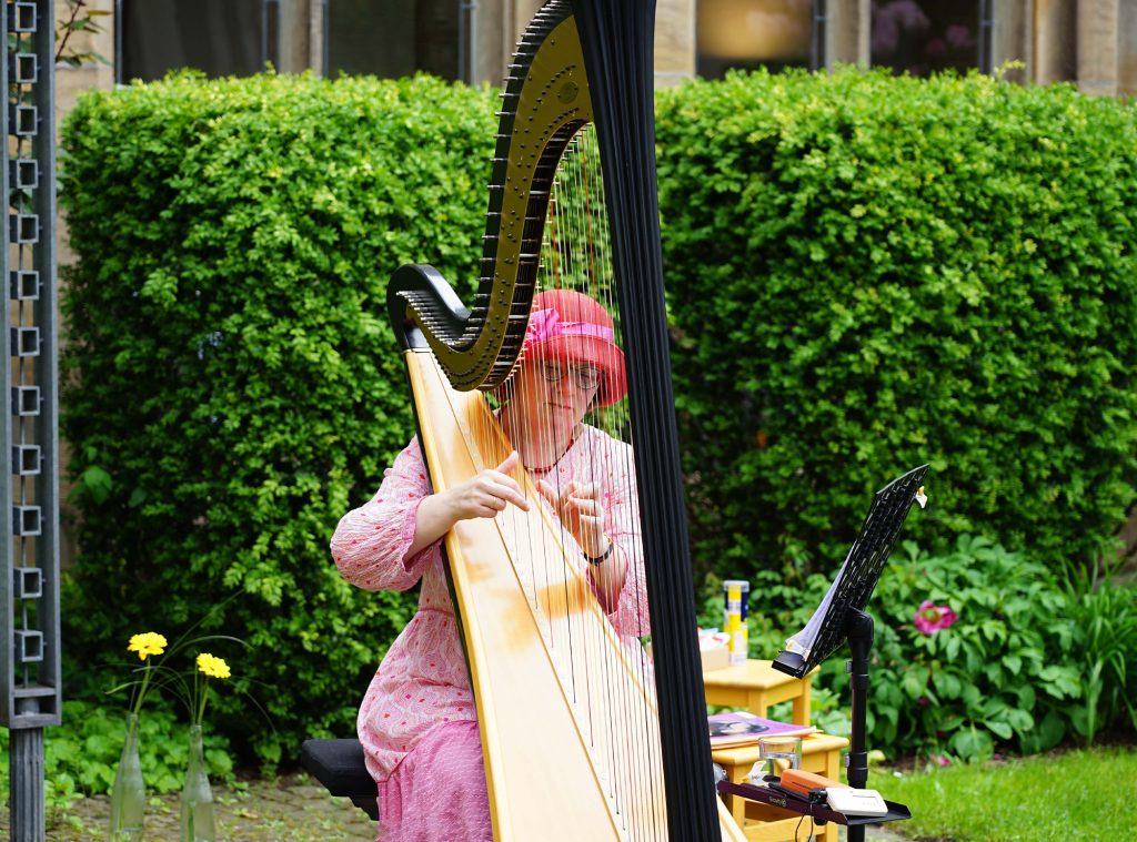 Leise Harfenklänge gab es im Klostergarten der Propsteikirche. Dort spielte die Harfenistin Luzinde Hahne für die Besucherinnen und Besucher. Foto: Michael Bodin / Kath. Pressestelle Dortmund