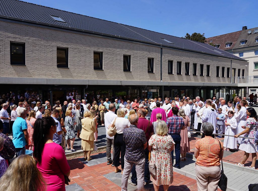 Zahlreiche Festgäste belebten zur Einweihung den Platz vor dem neuen Pfarrzentrum der Polnisch-Katholischen Mission in Dortmund. Foto: Michael Bodin / Erzbistum Paderborn