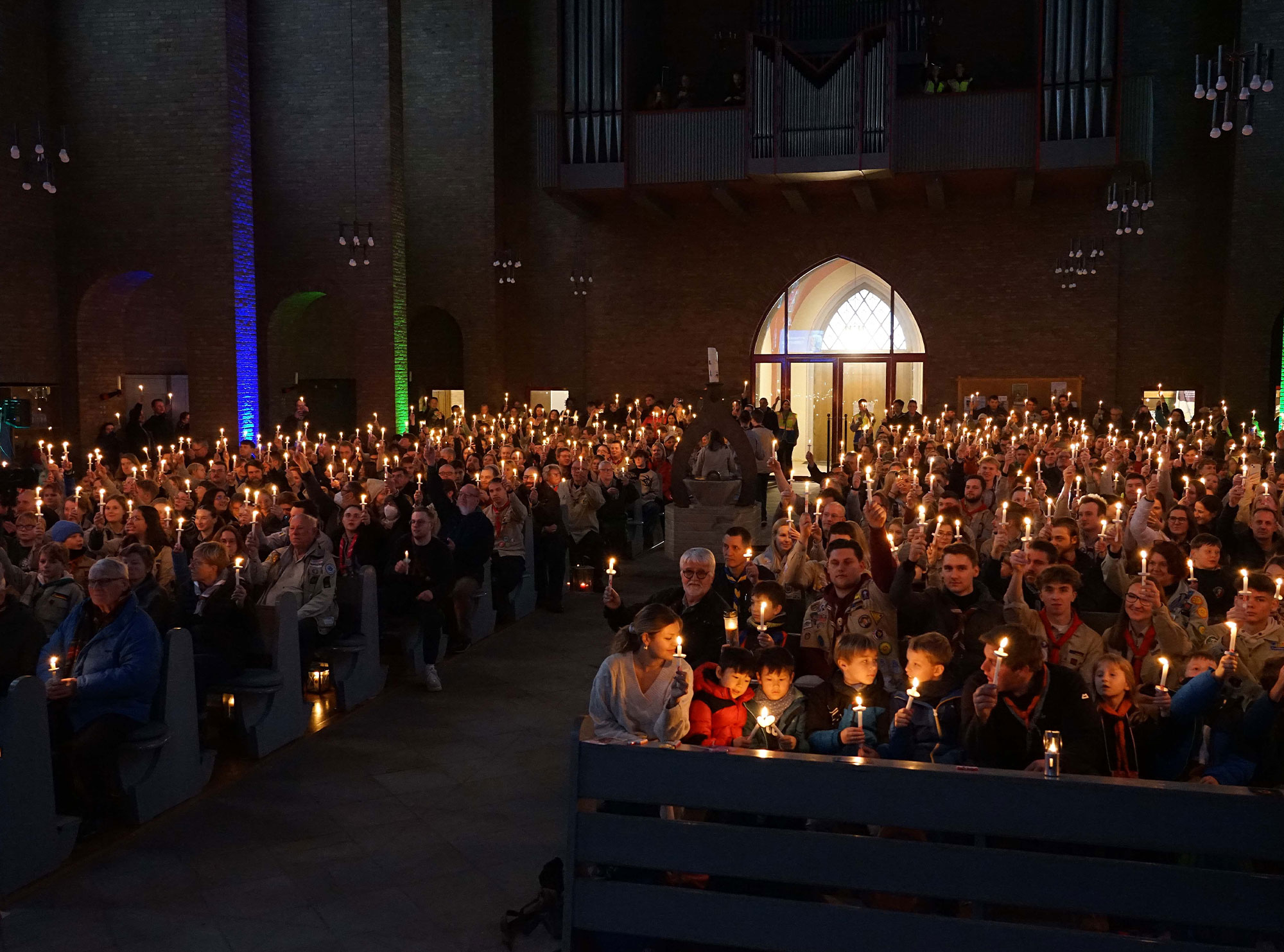 Hunderte kleiner Friedenslicht-Kerzen erhellten die St. Joseph-Kirche in Dortmund beim Aussendungsgottesdienst für das Friedenslicht aus Bethlehem. Foto: Michael Bodin / Erzbistum Paderborn