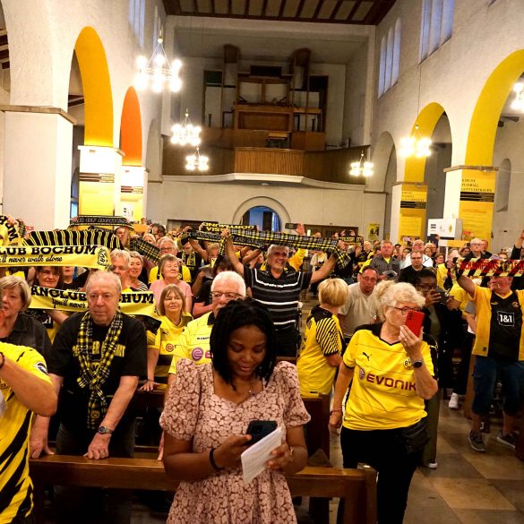 Schwarz-gelbe Gottesdienstgemeinde feiert Saisonauftakt