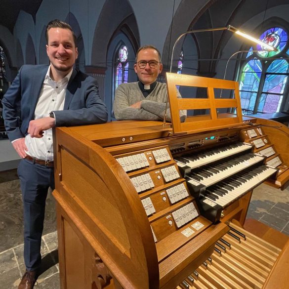 Gemeinwohlstiftung spendet für den neuen Orgelspieltisch