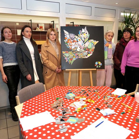 Geflüchtete erstellen Bilder aus Spiegelscherben