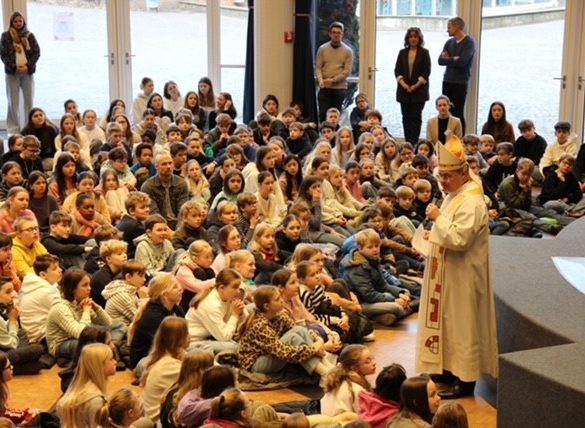 Erzbischof Bentz besucht das Mallinckrodt-Gymnasium
