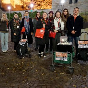 Mit zwei Bollerwagen, aus denen sie heiße Getränke, Martinsbrezeln, Hygieneartikel, Schlafsäcke und weiteren Sachspenden an obdachlose Menschen verteilten, zogen die Teilnehmenden der Veranstaltung „Hingehen statt wegsehen“ am Abend durch die Dortmunder Innenstadt. Foto: Michael Bodin / Erzbistum Paderborn
