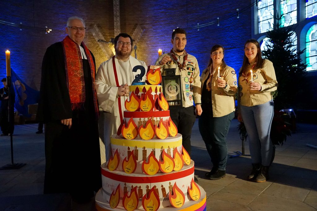 Das Friedenslicht wurde in Bethlehem entzündet und über Linz nach Deutschland und nach Dortmund gebracht – in diesem Jahr zum 25. Mal (v.l.): Christian Branko Uhlstein (evangelischer Landesjugendpfarrer), Thorsten Hasse (Diözesankurat der katholischen DPSG), Lasse Thoma (war für die DPSG in Linz), Moderatorin Lena Falke (DPSG) und Eva Reinders (war für die DPSG in Linz). Foto: Michael Bodin / Erzbistum Paderborn.