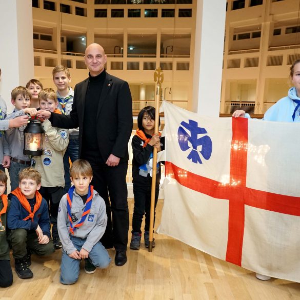 Friedenslicht aus Bethlehem leuchtet im Dortmunder Rathaus