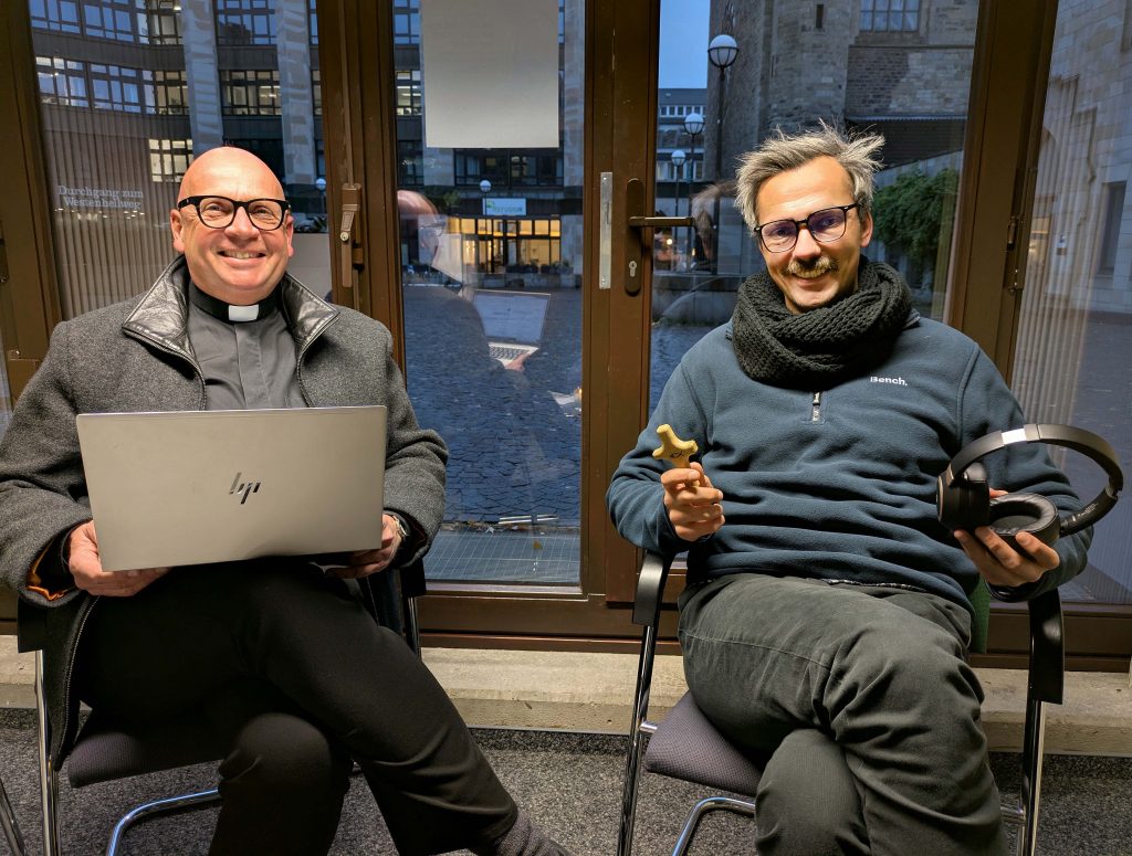 Laden ab dem 10. Januar 2026 zu einem neuen digitalen Gesprächsangebot ein (v.l.): Pastor Stefan Tausch und Sebastian Schopp vom Katholischen Forum in Dortmund. Foto: Michael Bodin / Erzbistum Paderborn