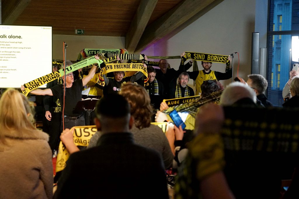 Traditionell gehören Fangesänge zur Feier. In diesem Jahr wurden sie von den Phoenix Harmonists gestaltet, deren schwarz-gelbes Repertoire die liturgischen Elemente musikalisch begleitete und für eine besondere Atmosphäre sorgte. Foto: Michael Bodin / Erzbistum Paderborn