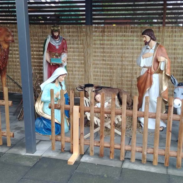 Lebensgroße Krippe im Carport