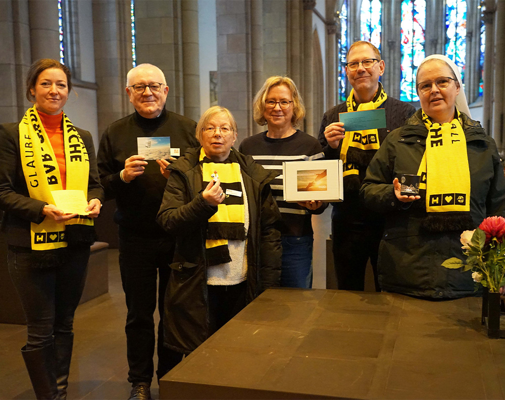 Stellten in der Grabeskirche Liebfrauen die vom Projekt BVB-Gründerkirche entwickelte Trauerbox vor (v.l.): Maike Vollmer (Stiftungsbevollmächtigte „Leuchte auf“ und 2. Vorsitzende Förderverein BVB-Gründerkirche), Pfarrer Georg Birwer (Beauftragter für Trauerpastoral der katholischen Stadtkirche Dortmund), Inge Werner (Malteser-Hilfsdienst), Pfarrerin Birgit Steinhauer (evangelische Pfarrerin für Seelsorge und Trauerbegleitung), Karsten Haug (BVB-Gründerkirche) und Schwester Klara Arnolds (BVB-Gründerkirche). Foto: Michael Bodin / Erzbistum Paderborn