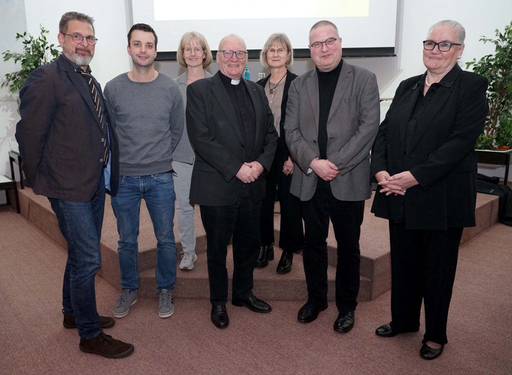 Lichtmesstreffen der Katholischen Stadtkirche Dortmund (v.l.): Thomas Renneke (Kath. Stadtbüro), Paul Kaupenjohann (BDKJ), Sabine Wiesweg (Dekantsreferentin), Propst Andreas Coersmeier, Susanne Skaliks-Weitner (Caritas-Koordinatorin), Prof. Dr. Wilhelm Tolksdorf und Annette Weber (Kath. Stadtgremium). Foto: Michael Bodin/Erzbistum Paderborn