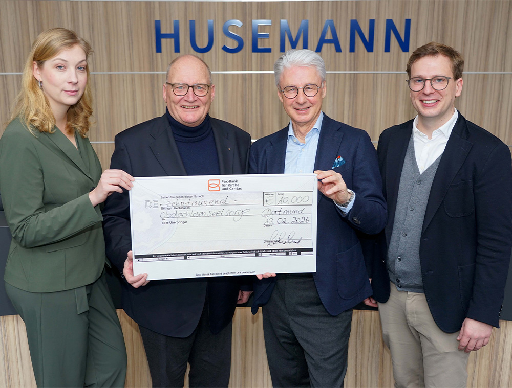 Propst Andreas Coersmeier konnte von Christoph Schubert (Of Counsel) in der Wirtschaftskanzlei Husemann, einen Scheck über 10.000 Euro für die Obdachlosenseelsorge und die Initiative „Gemeinden laden ein“ in Empfang nehmen. Foto (v.l.): Jennifer Hartlage (Partnerin Wirtschaftskanzlei Husemann), Propst Andreas Coersmeier, Christoph Schubert (Of Counsel Wirtschaftskanzlei Husemann) Philipp Kleinmann (Partner Wirtschaftskanzlei Husemann. Foto: Michael Bodin / Kath. Pressestelle Dortmund