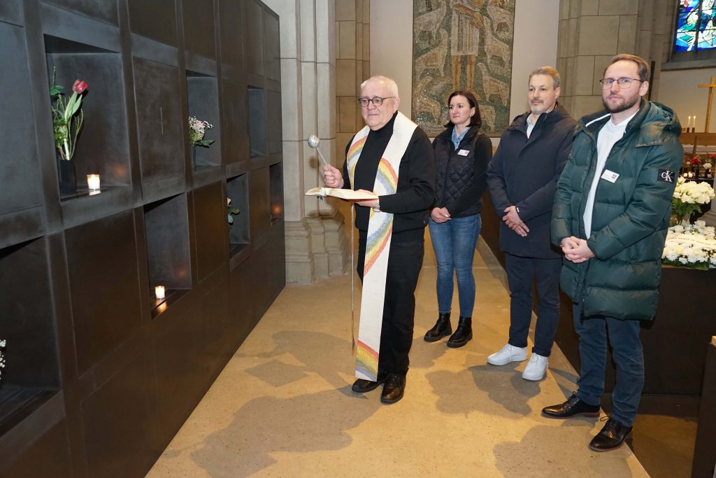 Segnung der neuen Urnenwände „Barbara“ in der Grabeskirche Liebfrauen (v.l.): Pastor Georg Birwer, Mariola Hojczyk (Küsterin und Hausmeisterin), Matthias Faßmann (Geschäftsführer Gemeindeverband Ruhr) und Damian Steinhelfer (Verwaltungsleitung Grabeskirche Liebfrauen). Foto: Michael Bodin / Katholische Pressestelle Dortmund