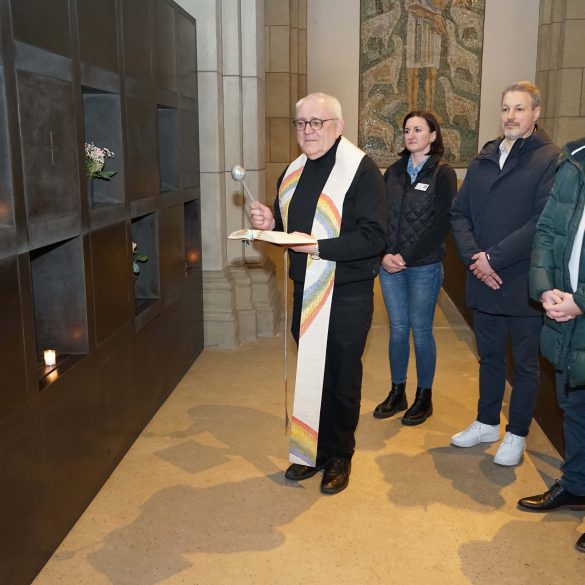 Neue Urnenwände gesegnet