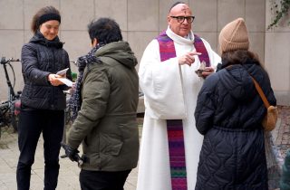 Aschekreuz unter freiem Himmel