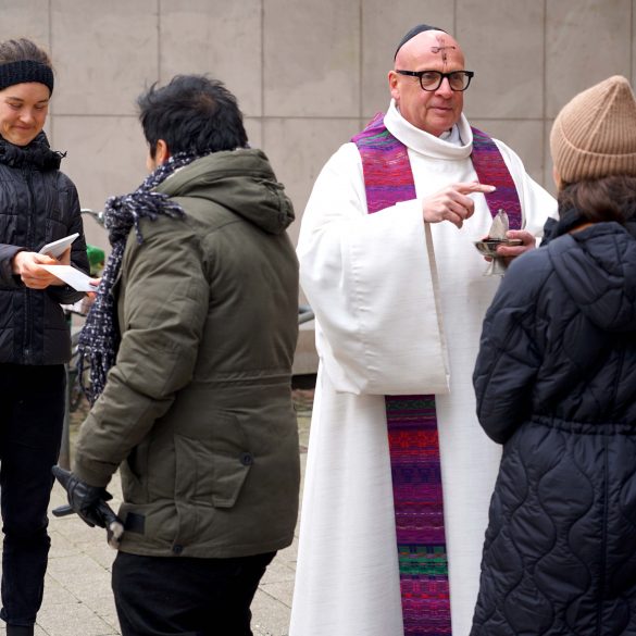 Aschekreuz unter freiem Himmel