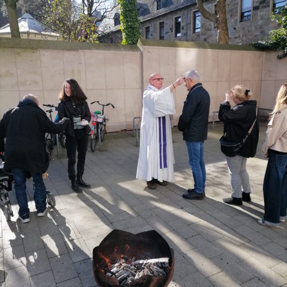 Aschekreuz am Mittwoch nach der „Messe zur Marktzeit“
