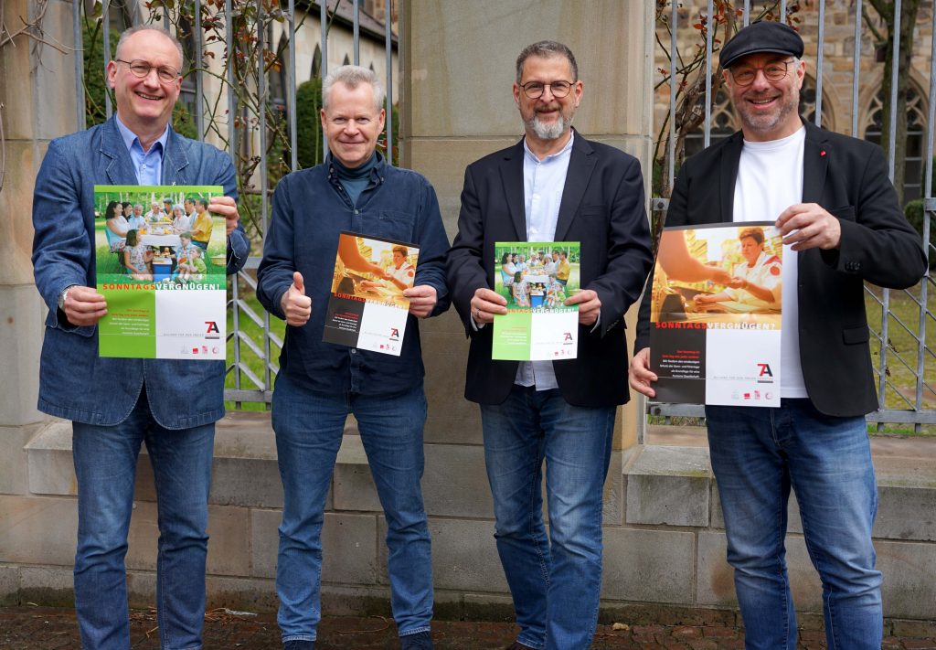 Setzen sich für den Schutz des arbeitsfreien Sonntages ein (v.l.): Ständig Stellvertretender Superintendent Michael Stache (Evangelischer Kirchenkreis Dortmund), Benedikt van Acken (KAB Diözesanverband Paderborn e.V.), Thomas Renneke (Katholische Stadtkirche Dortmund) und Gewerkschaftssekretär Karsten Rupprecht (Vereinte Dienstleistungsgewerkschaft ver.di). Foto: Michael Bodin / Katholische Pressestelle Dortmund