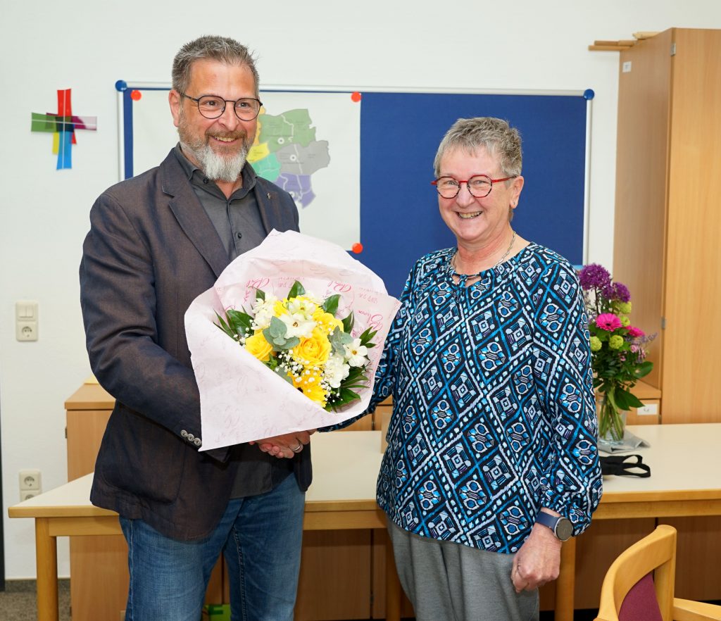 Thomas Renneke, Geschäftsführer des Katholischen Stadtbüros, dankte der Sekretärin Claudia Pathmann für ihren langjährigen Dienst und wünschte ihr alles Gute für den nun folgenden Ruhestand. Foto: Michael Bodin / Katholische Pressestelle Dortmund