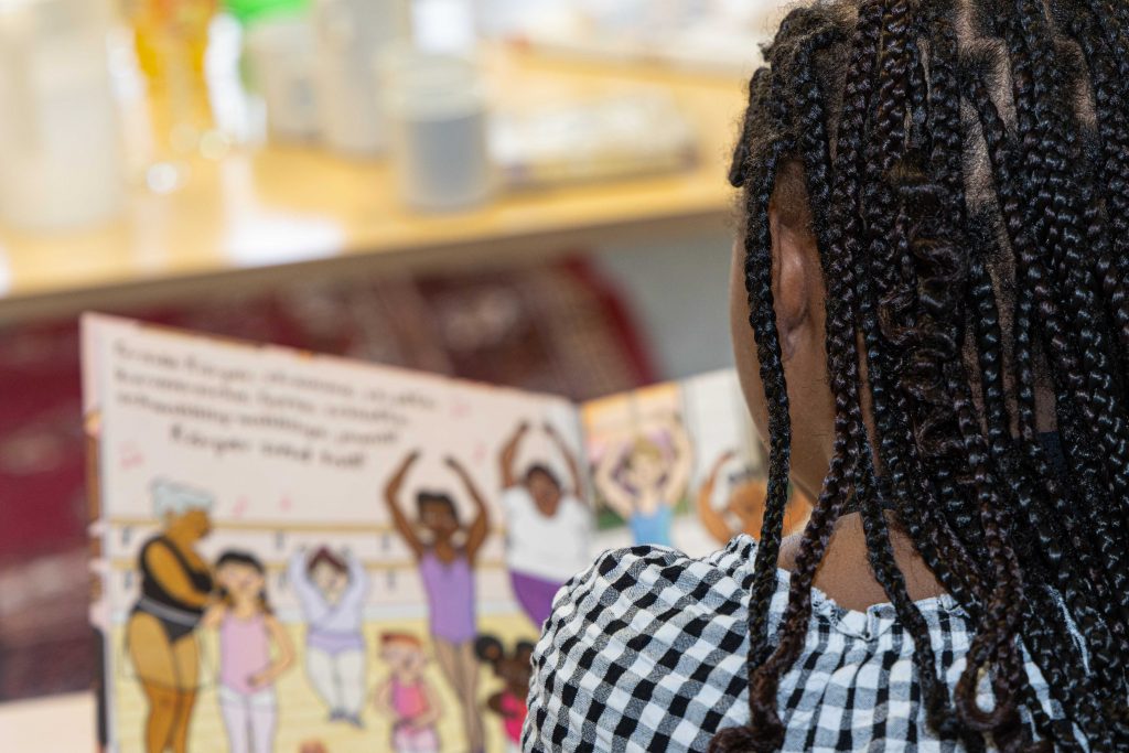 Workshop "Afrohaar ist wunderbar“ im Raum vor Ort. Foto: © Andreas Andresen