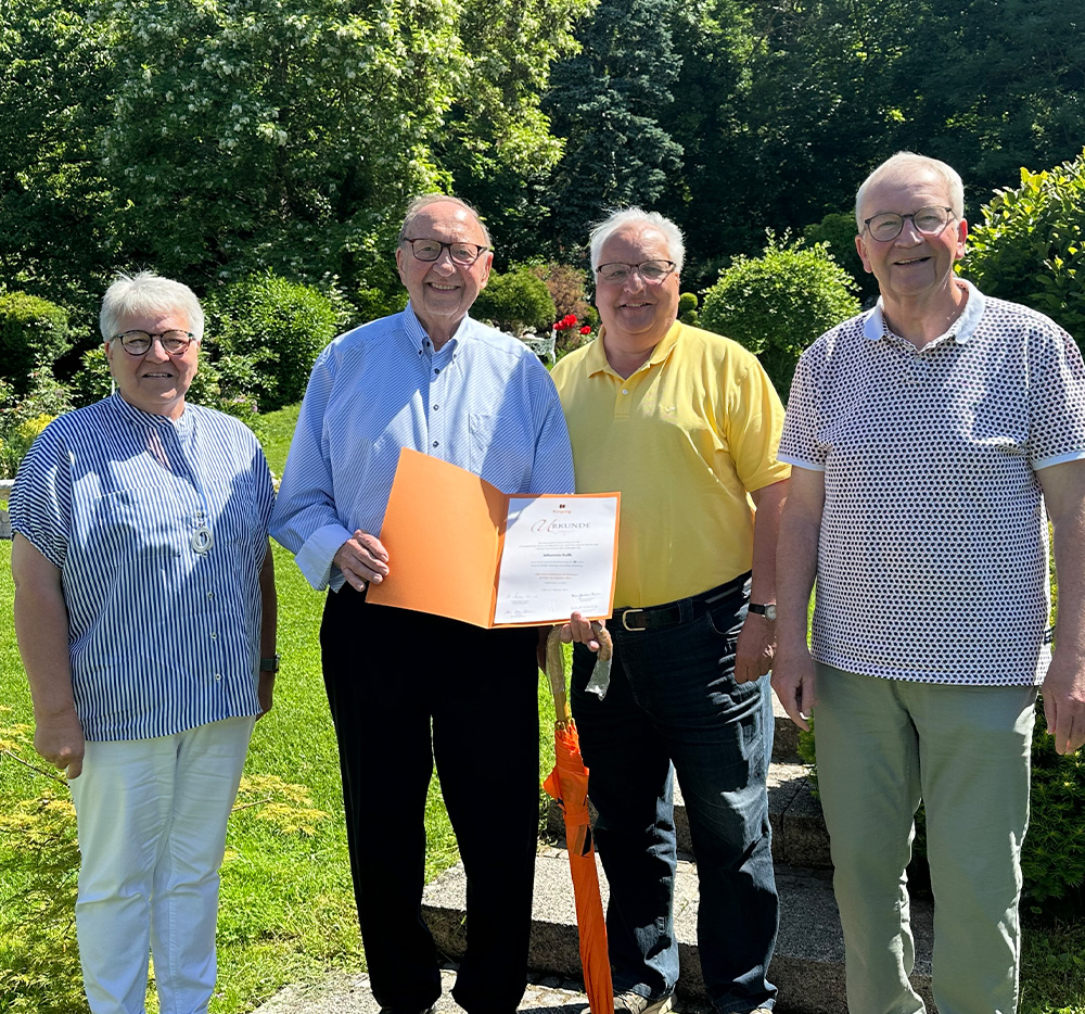FOTO von links: Kolping-Vorstand Petra Siesmann, Pfarrer i.R. Johannes Kulik mit der Urkunde, Kolping-Vorsitzender Hans-Peter Rehbein und Kolping-Kassierer Thomas Siesmann. Foto: Rehbein / Kolpingsfamilie Bövinghausen