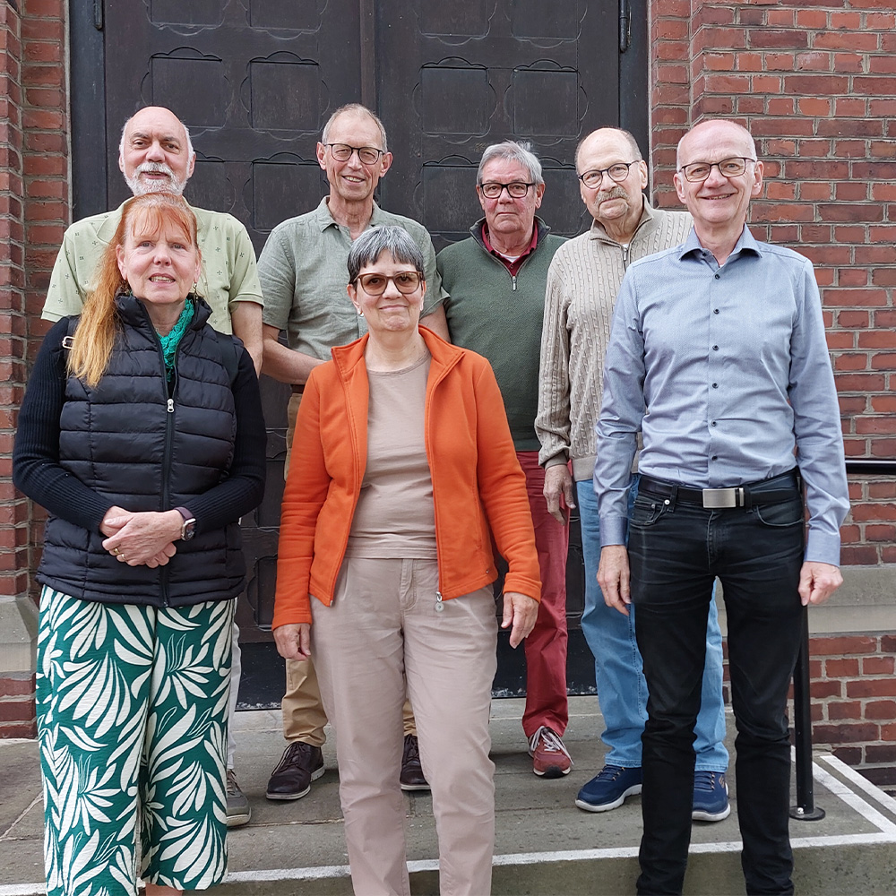 Im Bild:, v.L.: Wolfram M. Walter, Patrizia Walter, Detlef Herbers, Ulrike Jäger, Werner Beckmann, Manfred von Kölln und Pfarrer Ludger Keite. Foto: Kirchengemeinde