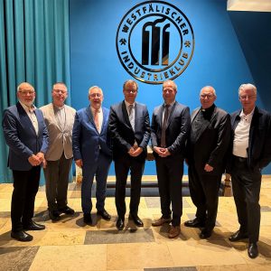 Blicken gemeinsam in die Zukunft der Kath. St. Paulus Gesellschaft: Dr. Karl Schürmann, Pfarrer Michael Ortwald, Prof. Dr. Martin Rehborn, Christoph Rzisnik, Henning Eichhorst, Propst Andreas Coersmeier und Christoph Schubert (v. l.). Foto: Gudula Stroetzel.